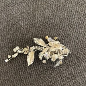 Elegant Silver Floral Hair Clip with Pearl Details